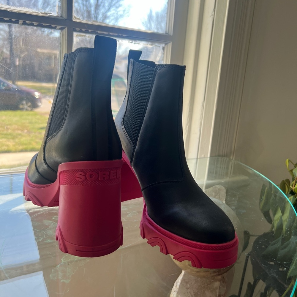 Black Sorel winter Boot with Pink Platform Heel - Picture 2 of 3